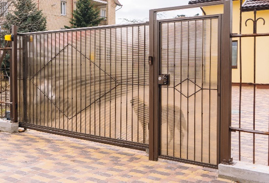 Купить ворота из профлиста с элементами ковки, с металлическими столбами в рамке или под дерево в зиме от 157111 руб
